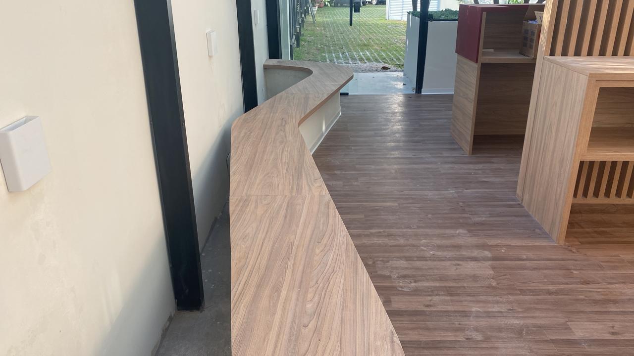 Ambiente comercial com acabamento em madeira