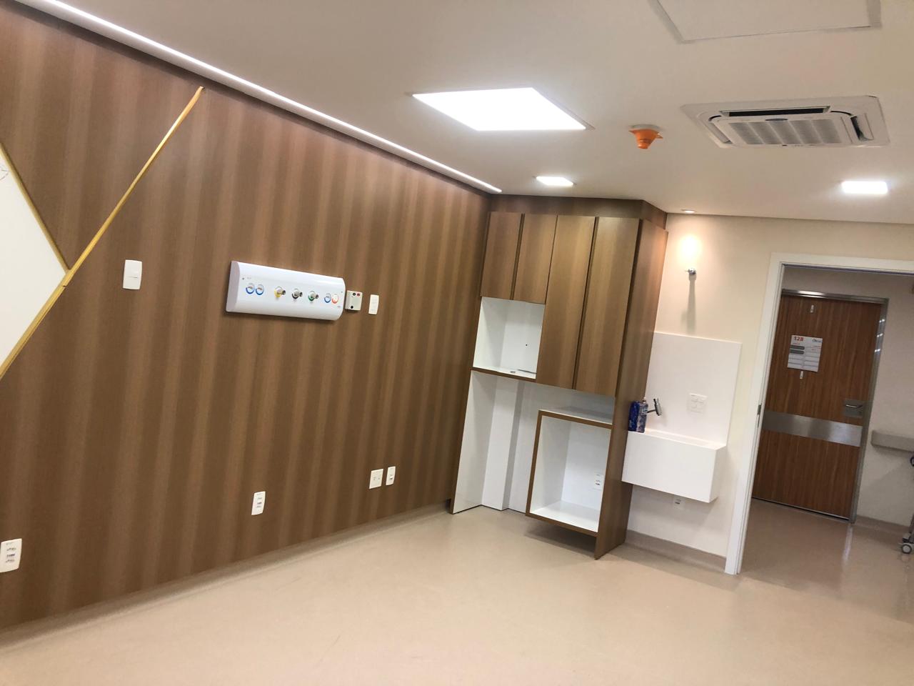 Quarto hospitalar com instalações e acabamento